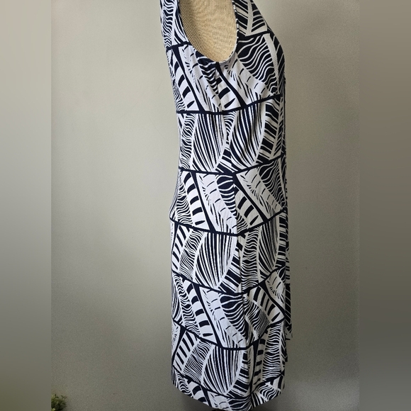 TOMMY BAHAMA Navy and White Stretchy Leaf Print Dress. Size Medium - Picture 6 of 13